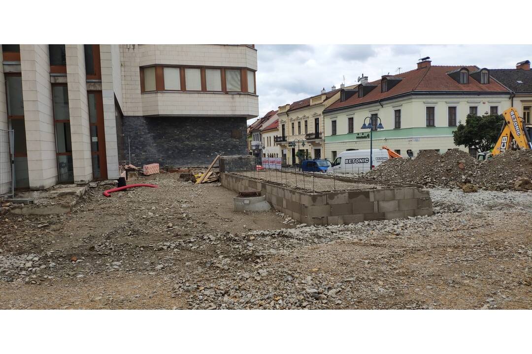 FOTO: Práce na rekonštrukcií Trenčianskeho námestia napredujú , foto 2