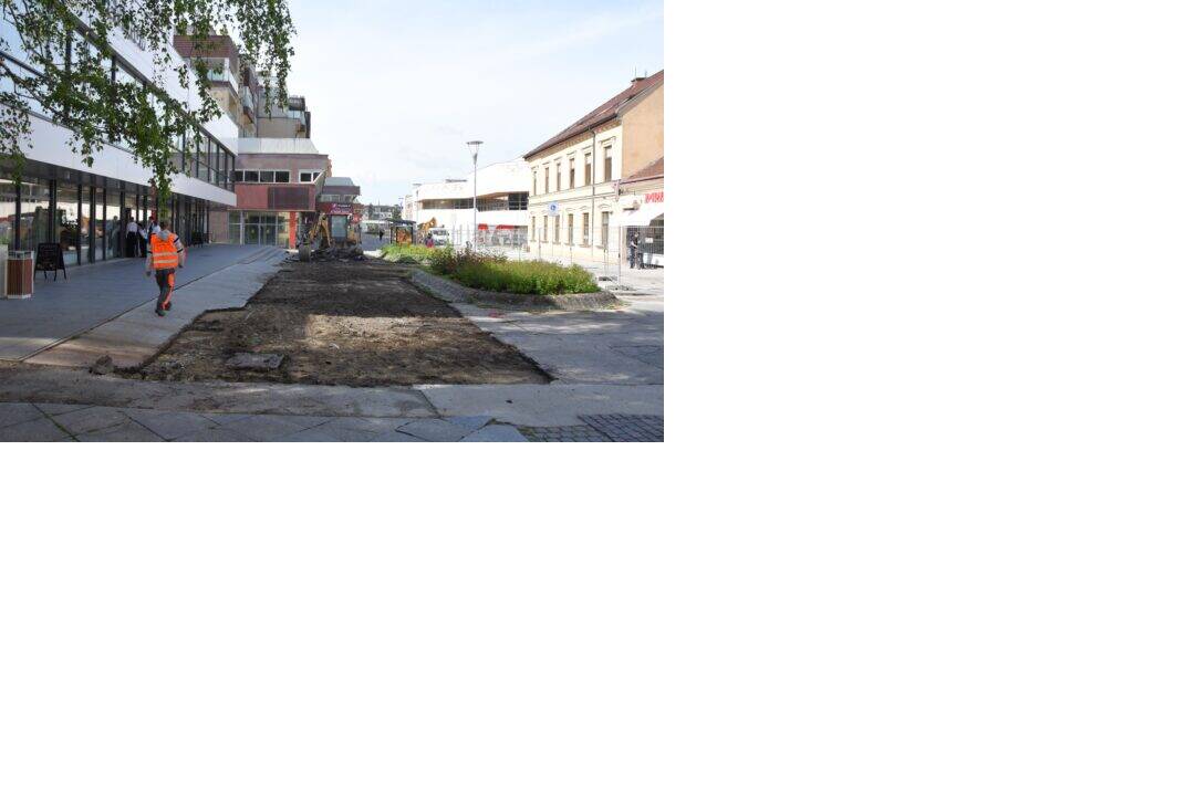 FOTO: Práce na rekonštrukcií Trenčianskeho námestia napredujú , foto 3