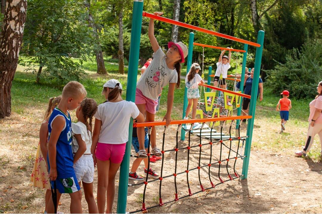 FOTO: Nové inkluzívne ihrisko pre deti v Handlovej. Moderný priestor je určený aj deťom so zdravotným znevýhodnením, foto 1