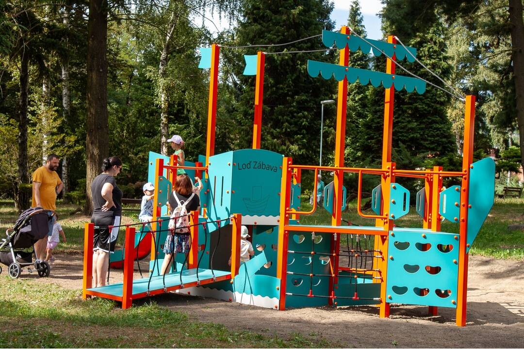 FOTO: Nové inkluzívne ihrisko pre deti v Handlovej. Moderný priestor je určený aj deťom so zdravotným znevýhodnením, foto 2