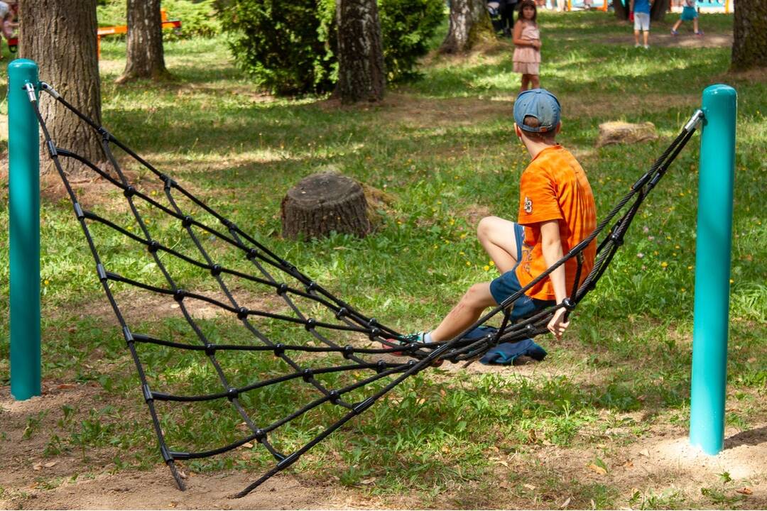FOTO: Nové inkluzívne ihrisko pre deti v Handlovej. Moderný priestor je určený aj deťom so zdravotným znevýhodnením, foto 3