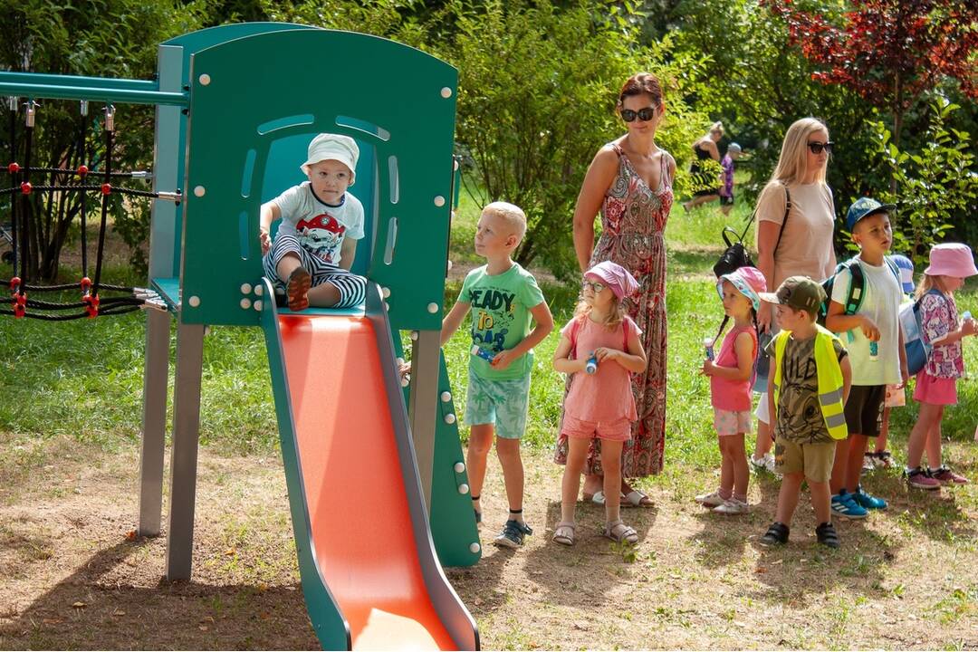 FOTO: Nové inkluzívne ihrisko pre deti v Handlovej. Moderný priestor je určený aj deťom so zdravotným znevýhodnením, foto 5