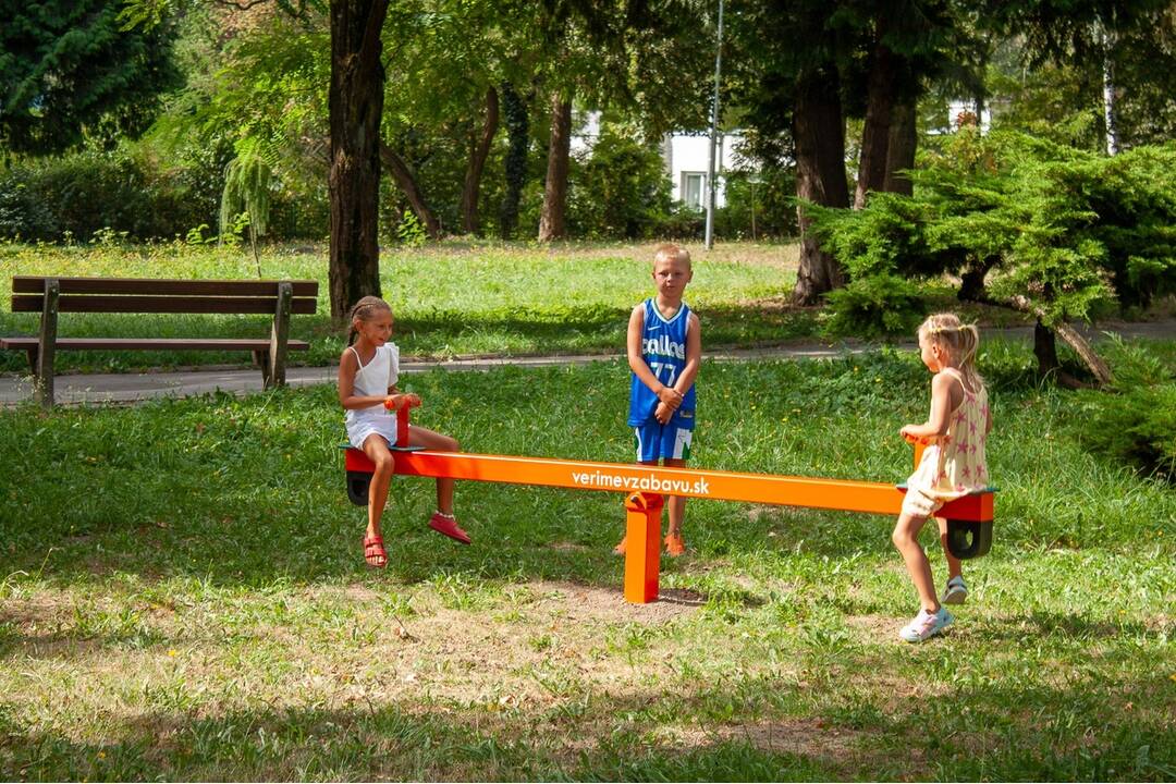 FOTO: Nové inkluzívne ihrisko pre deti v Handlovej. Moderný priestor je určený aj deťom so zdravotným znevýhodnením, foto 6