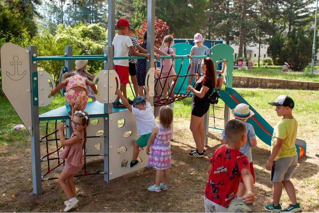 FOTO: Nové inkluzívne ihrisko pre deti v Handlovej. Moderný priestor je určený aj deťom so zdravotným znevýhodnením, foto 7