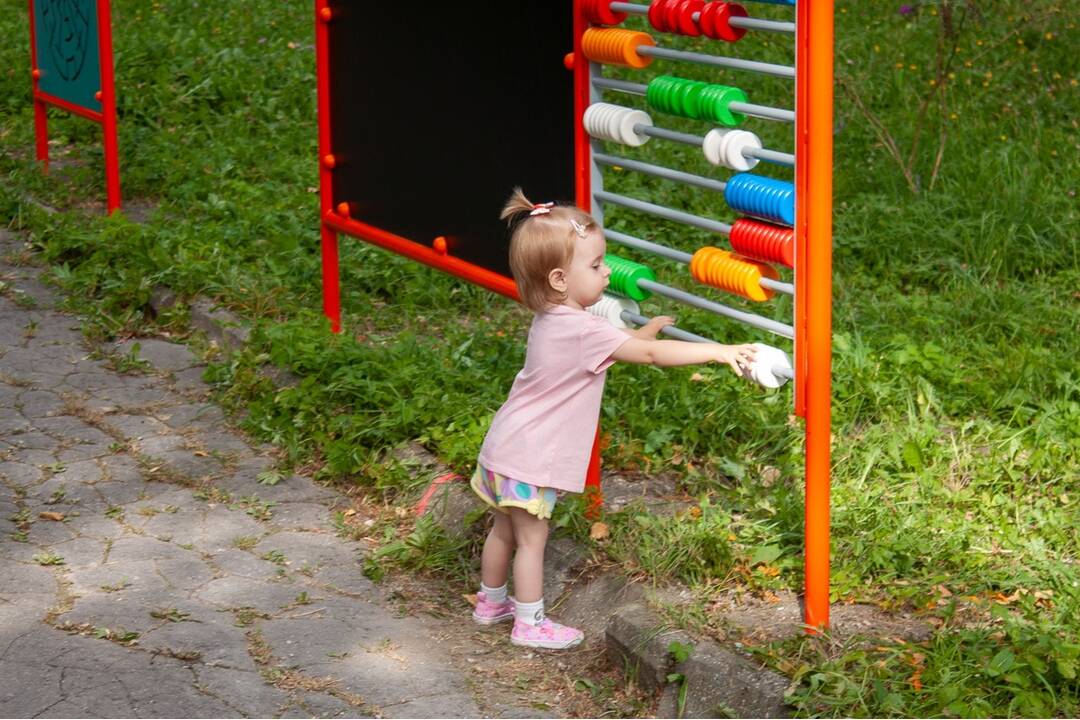 FOTO: Nové inkluzívne ihrisko pre deti v Handlovej. Moderný priestor je určený aj deťom so zdravotným znevýhodnením, foto 8