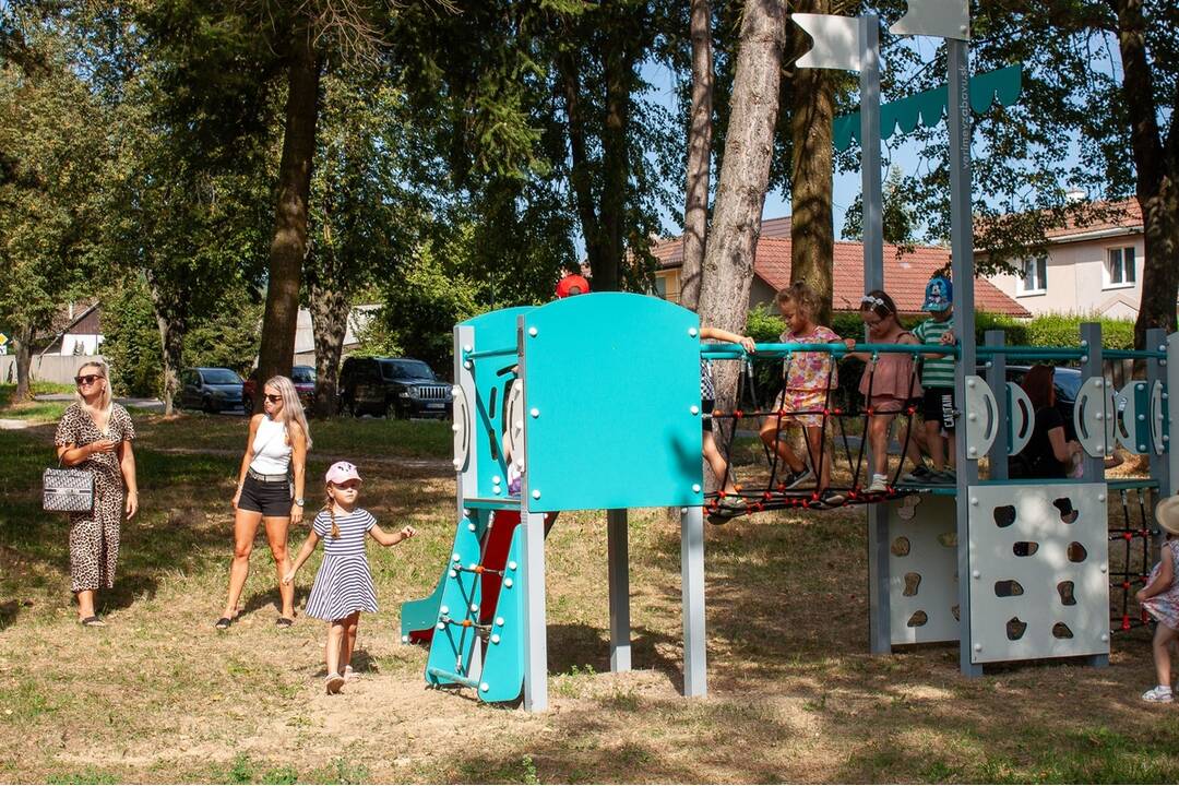 FOTO: Nové inkluzívne ihrisko pre deti v Handlovej. Moderný priestor je určený aj deťom so zdravotným znevýhodnením, foto 10