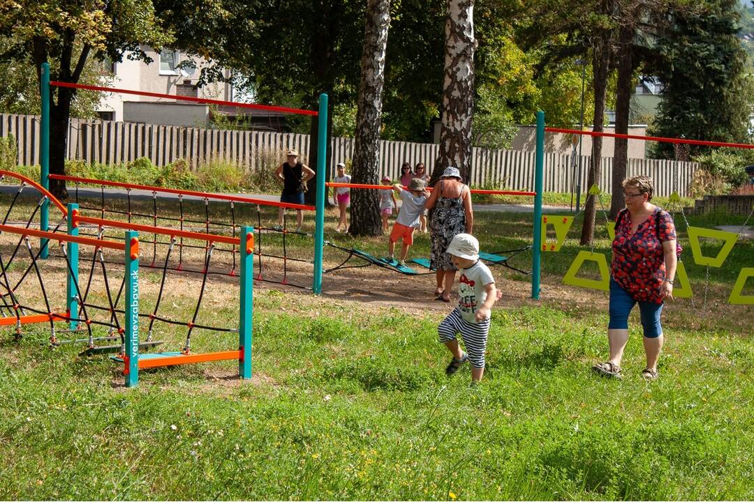 FOTO: Nové inkluzívne ihrisko pre deti v Handlovej. Moderný priestor je určený aj deťom so zdravotným znevýhodnením, foto 11