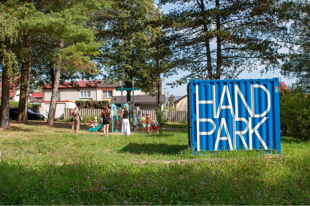 FOTO: Nové inkluzívne ihrisko pre deti v Handlovej. Moderný priestor je určený aj deťom so zdravotným znevýhodnením, foto 12