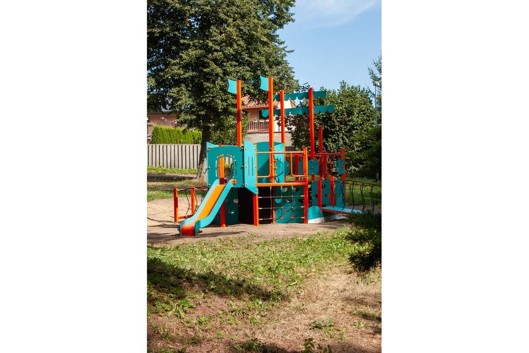 FOTO: Nové inkluzívne ihrisko pre deti v Handlovej. Moderný priestor je určený aj deťom so zdravotným znevýhodnením, foto 13
