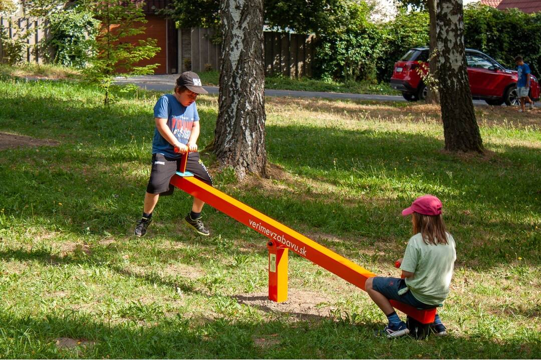 FOTO: Nové inkluzívne ihrisko pre deti v Handlovej. Moderný priestor je určený aj deťom so zdravotným znevýhodnením, foto 14