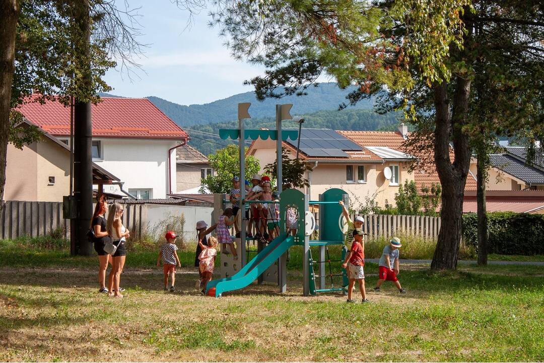 FOTO: Nové inkluzívne ihrisko pre deti v Handlovej. Moderný priestor je určený aj deťom so zdravotným znevýhodnením, foto 15