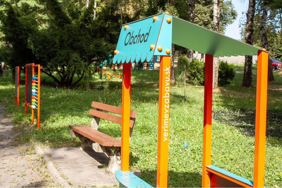 FOTO: Nové inkluzívne ihrisko pre deti v Handlovej. Moderný priestor je určený aj deťom so zdravotným znevýhodnením, foto 16