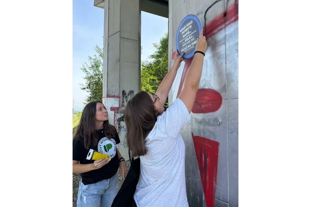 FOTO: Ipčko pomáha aj v Trenčíne. Pri železničných koľajoch umiestnili tabule nádeje, aby predišli tragédiám, foto 1