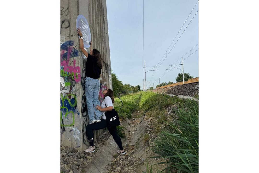 FOTO: Ipčko pomáha aj v Trenčíne. Pri železničných koľajoch umiestnili tabule nádeje, aby predišli tragédiám, foto 3