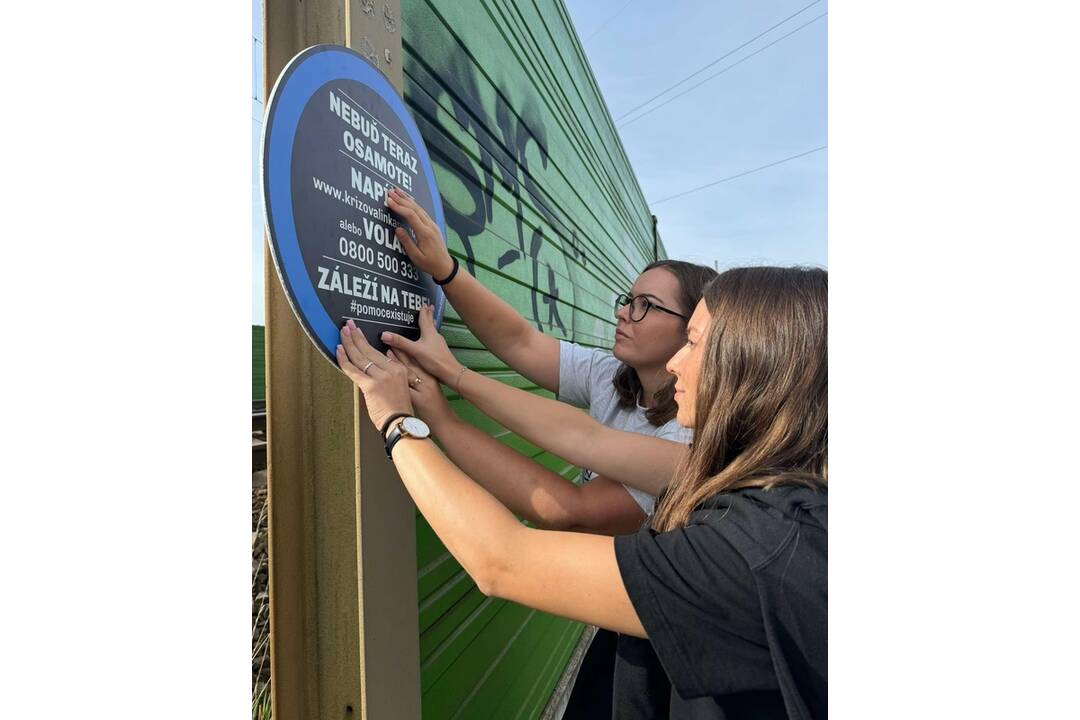 FOTO: Ipčko pomáha aj v Trenčíne. Pri železničných koľajoch umiestnili tabule nádeje, aby predišli tragédiám, foto 5