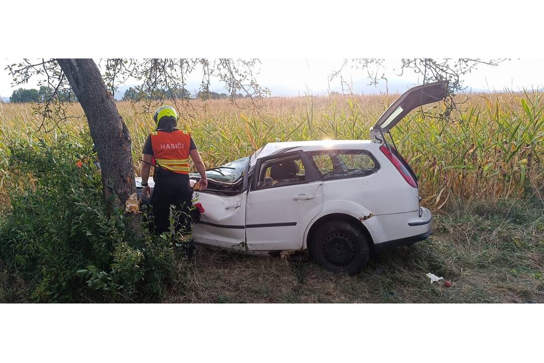 FOTO: Hasičom sa podarilo vyslobodiť muža po nehode, foto 1