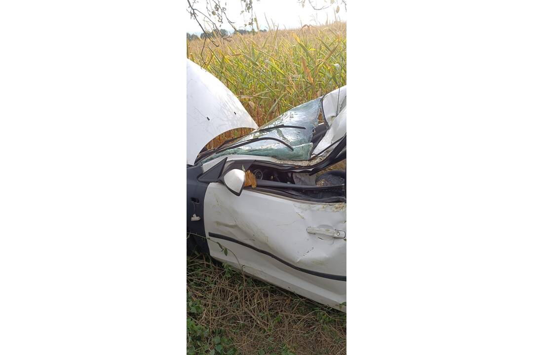 FOTO: Hasičom sa podarilo vyslobodiť muža po nehode, foto 2