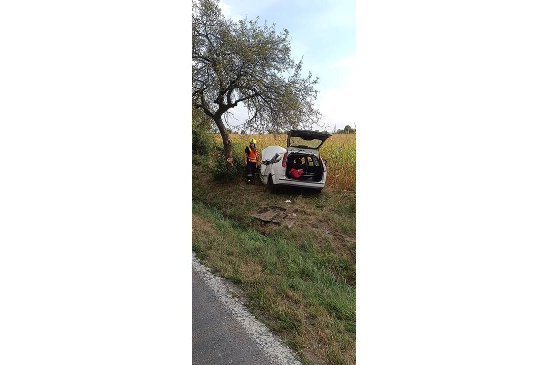 FOTO: Hasičom sa podarilo vyslobodiť muža po nehode, foto 3