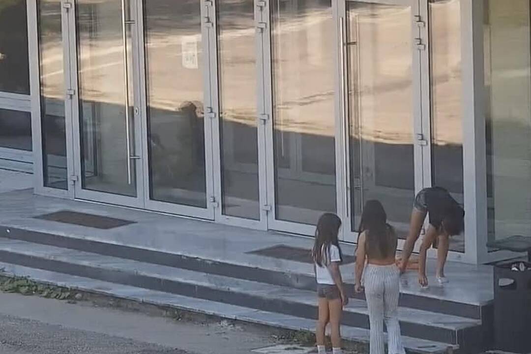 FOTO: Malí vandali vyčíňali pred kultúrnym domom v Považskej Bystrici. Pri "čine" ich nakrútila kamera, foto 2