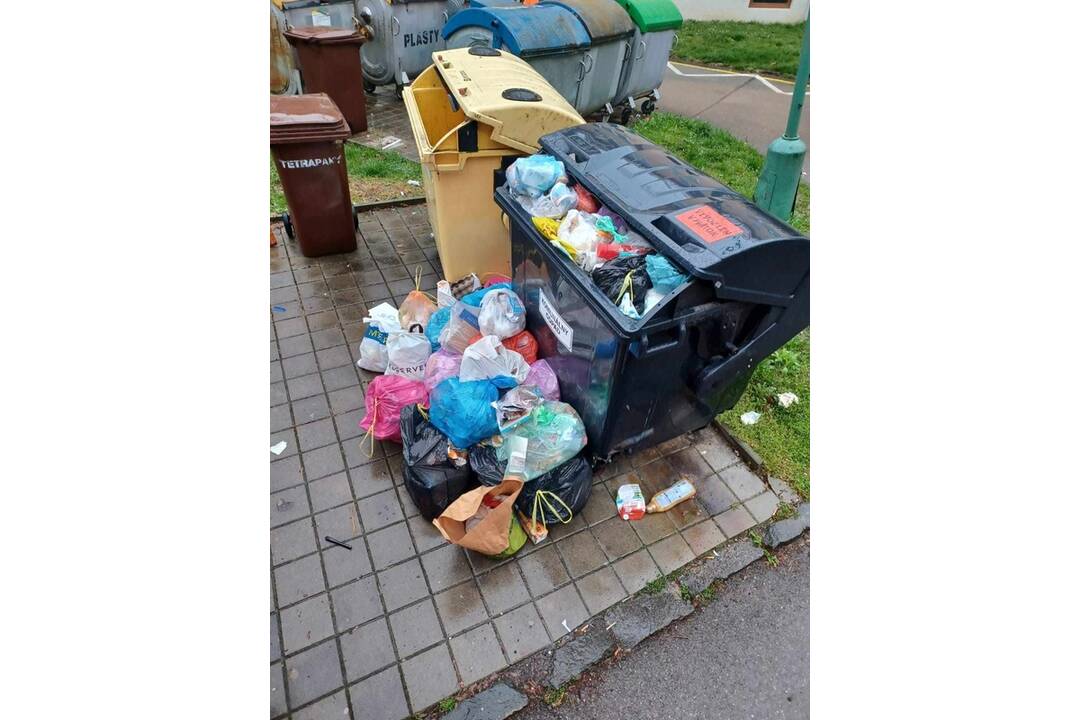 FOTO: V Novej Dubnici riešia problém s odpadkami mimo smetných košov. Zvyšuje sa tím poplatok za odpad, píše mesto, foto 1