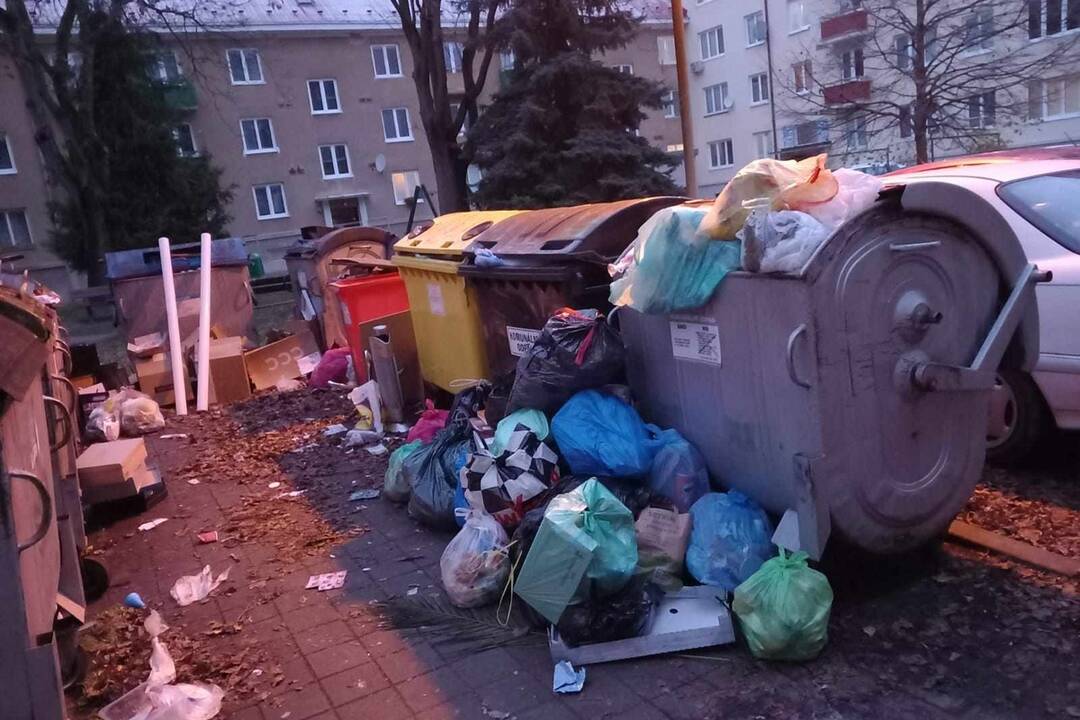 FOTO: V Novej Dubnici riešia problém s odpadkami mimo smetných košov. Zvyšuje sa tím poplatok za odpad, píše mesto, foto 2