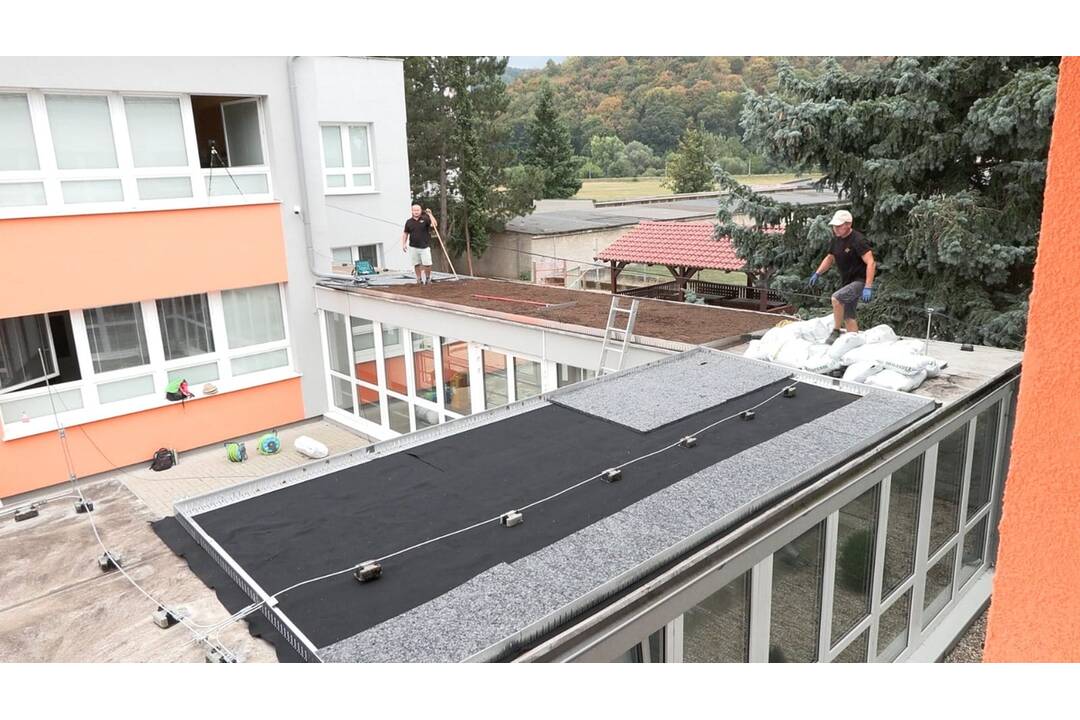 FOTO: Na základnej škole v Partizánskom pribudne zelená strecha, foto 3