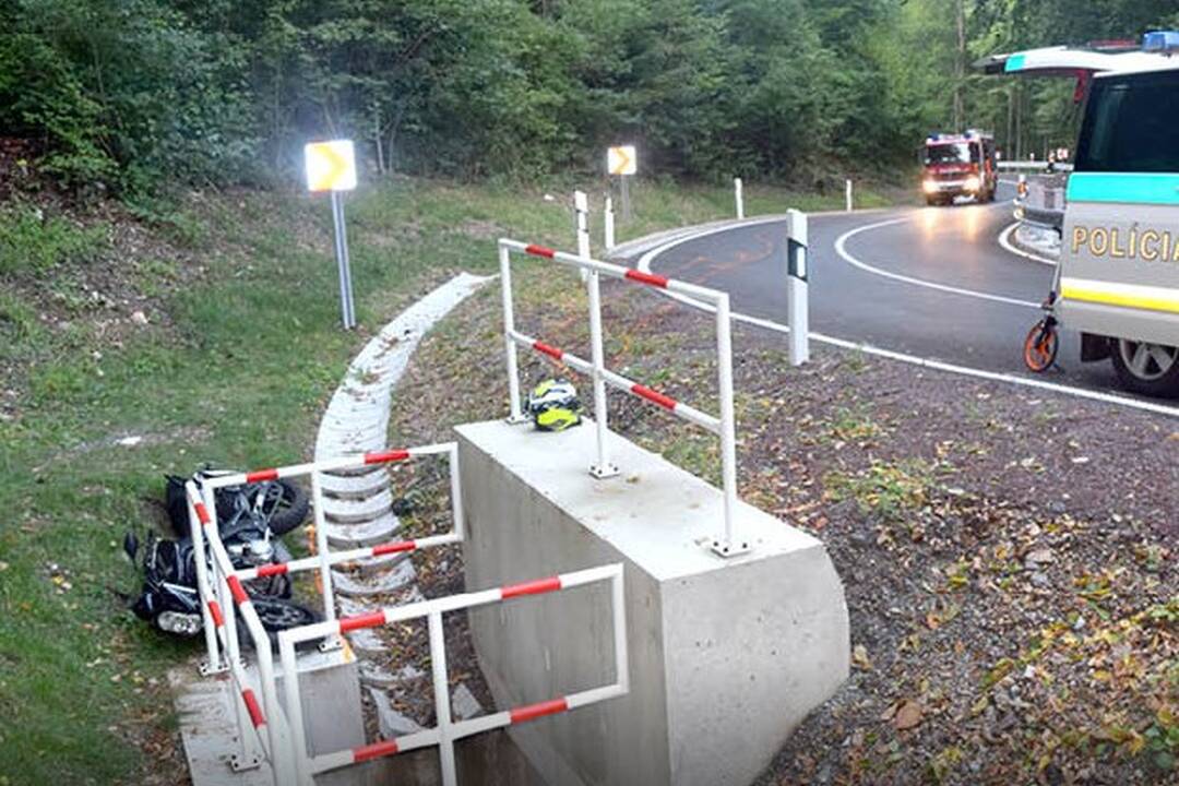 FOTO: Motorkári si robia z cesty pretekársku dráhu , foto 1