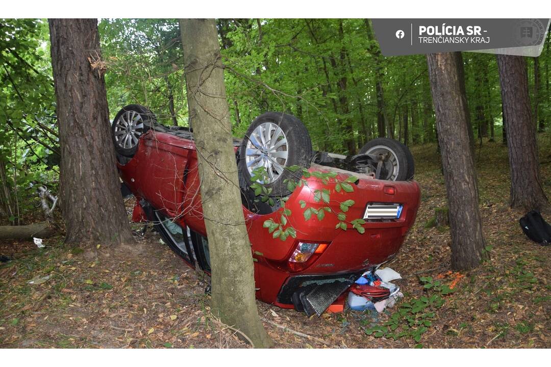 FOTO: Vodička pravdepodobne neprispôsobila jazdu svojím schopnostiam a havarovala, foto 1