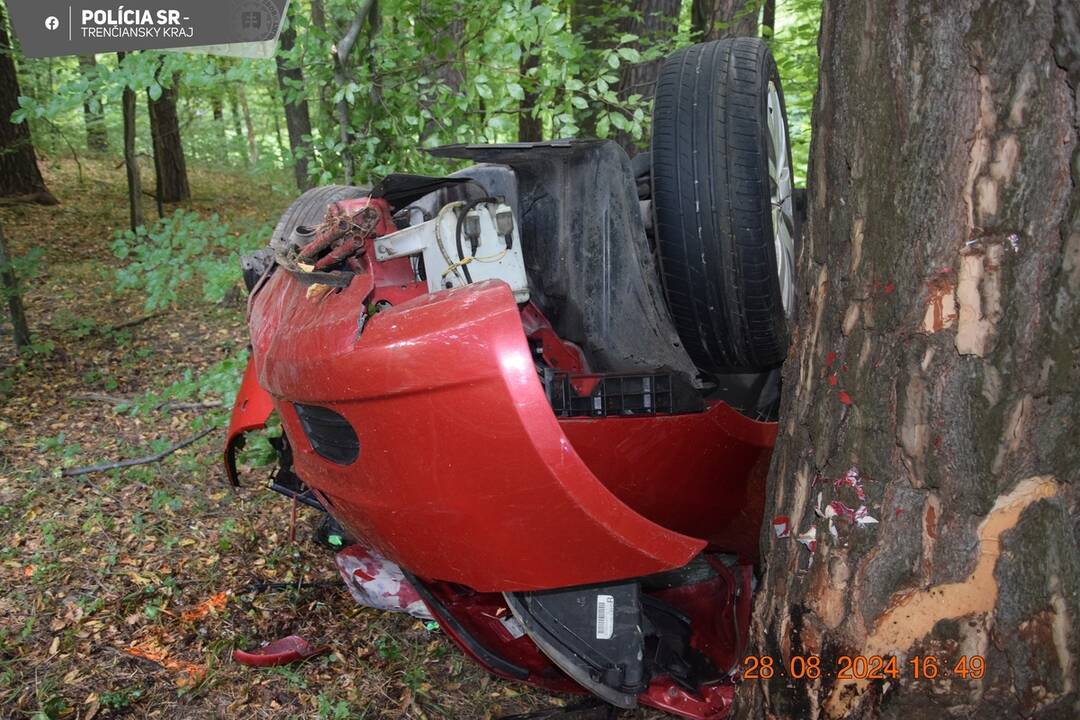 FOTO: Vodička pravdepodobne neprispôsobila jazdu svojím schopnostiam a havarovala, foto 2