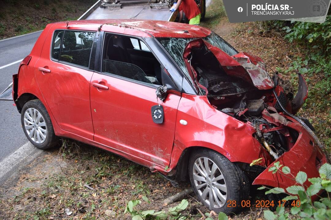 FOTO: Vodička pravdepodobne neprispôsobila jazdu svojím schopnostiam a havarovala, foto 3