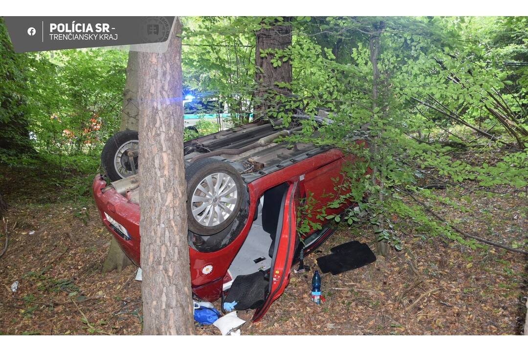 FOTO: Vodička pravdepodobne neprispôsobila jazdu svojím schopnostiam a havarovala, foto 4