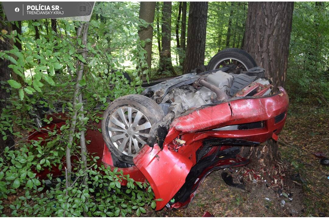 FOTO: Vodička pravdepodobne neprispôsobila jazdu svojím schopnostiam a havarovala, foto 6