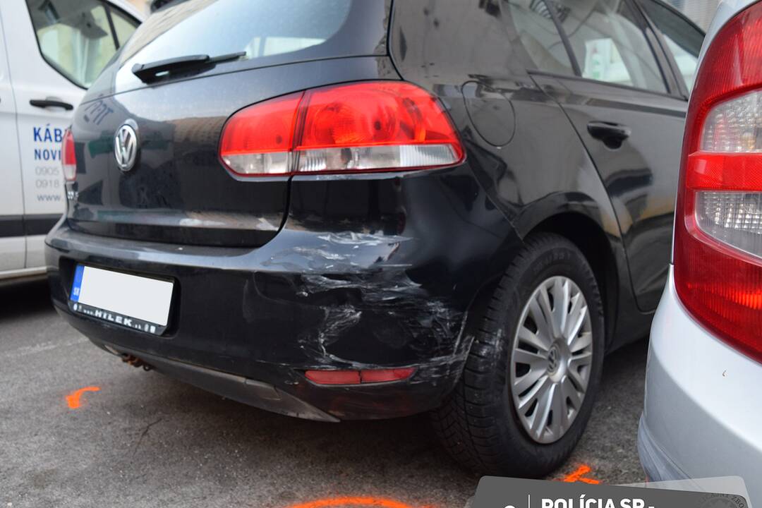 FOTO: Muž sa pokúsil s dvoma promile zaparkovať vedľa druhého auta, foto 3