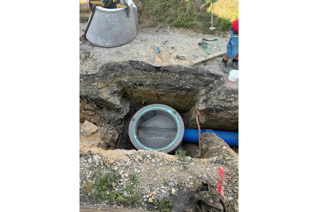 FOTO: Budovanie novej kanalizácie v obci Trenčianske Jastrabie, foto 4