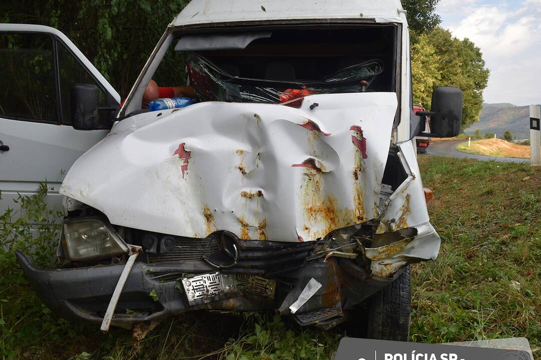 FOTO: Vodič nezvládol jazdu na mokrej vozovke, foto 3