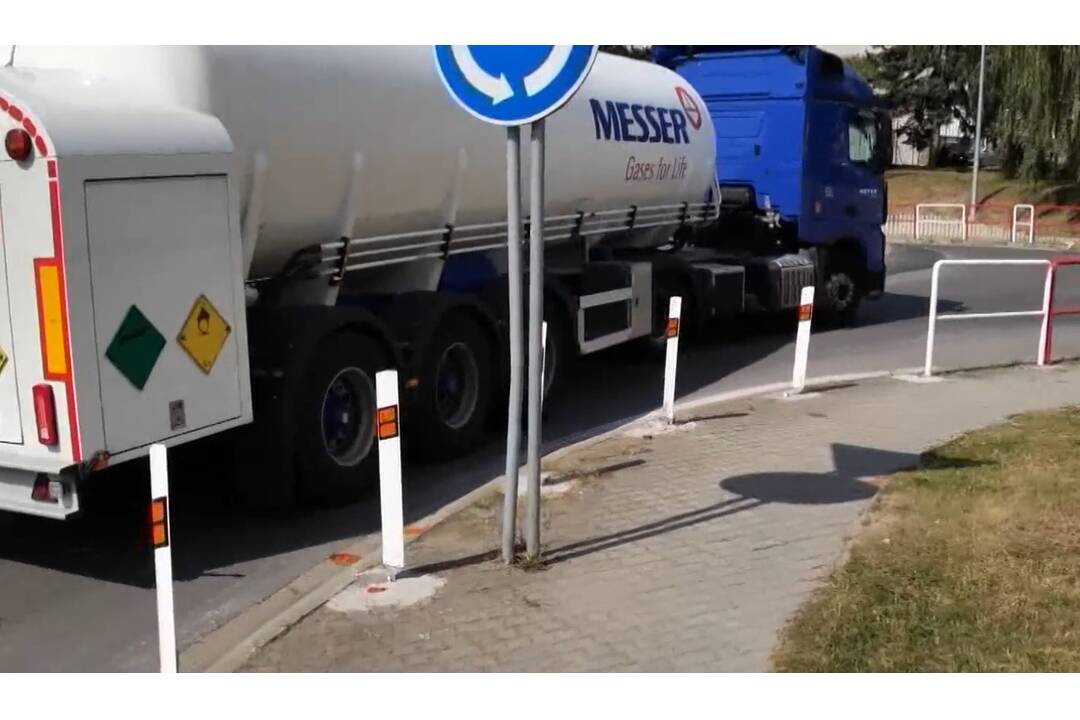 FOTO: Kamióny búrajú značenia na kruhovom objazde a zmiznú , foto 1