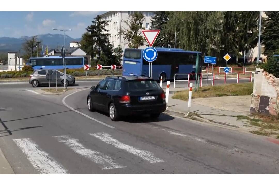 FOTO: Kamióny búrajú značenia na kruhovom objazde a zmiznú , foto 2