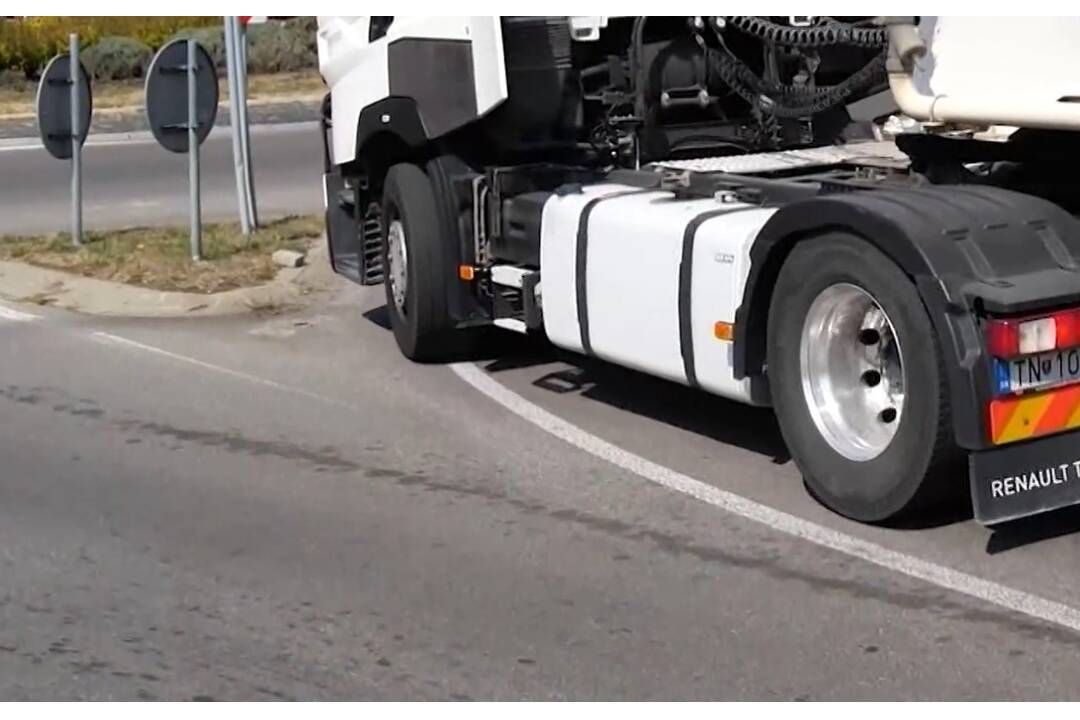 FOTO: Kamióny búrajú značenia na kruhovom objazde a zmiznú , foto 3