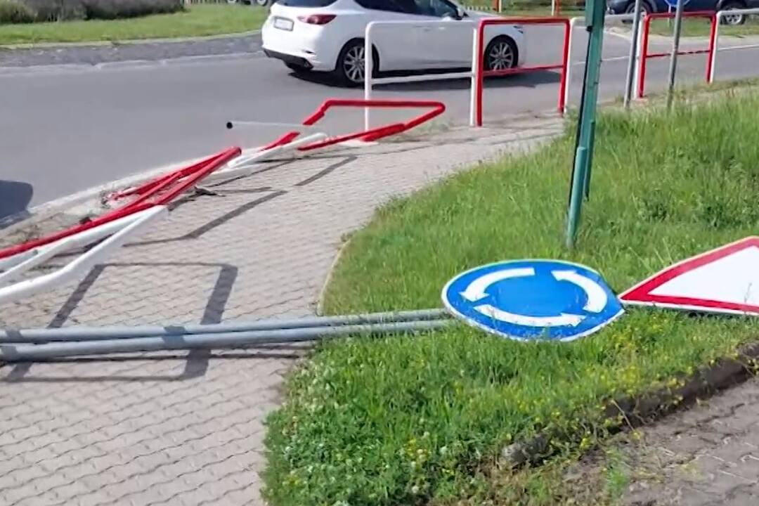 FOTO: Kamióny búrajú značenia na kruhovom objazde a zmiznú , foto 5