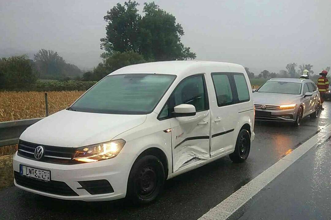 FOTO: Tri vážne dopravné nehody na D1 pri Trenčíne si vyžiadali zranenia aj prevoz do nemocnice, foto 3