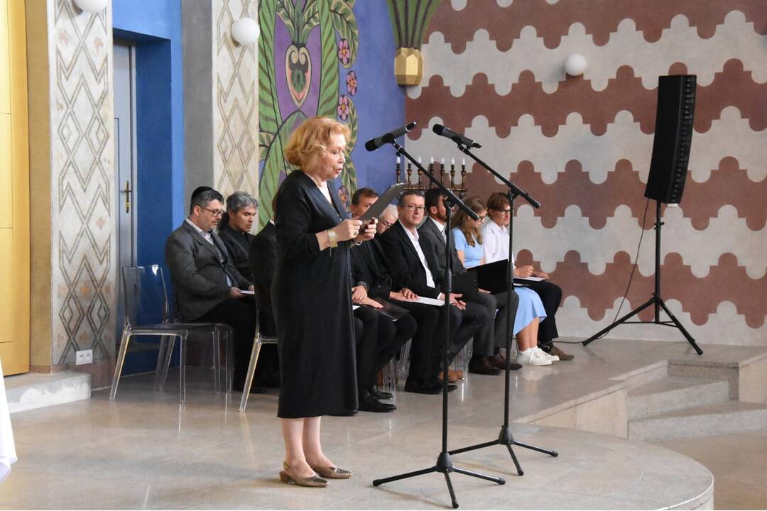 FOTO: V Trenčíne čítali mená obyvateľov, ktorí sa nevrátili z koncentračných táborov, foto 7