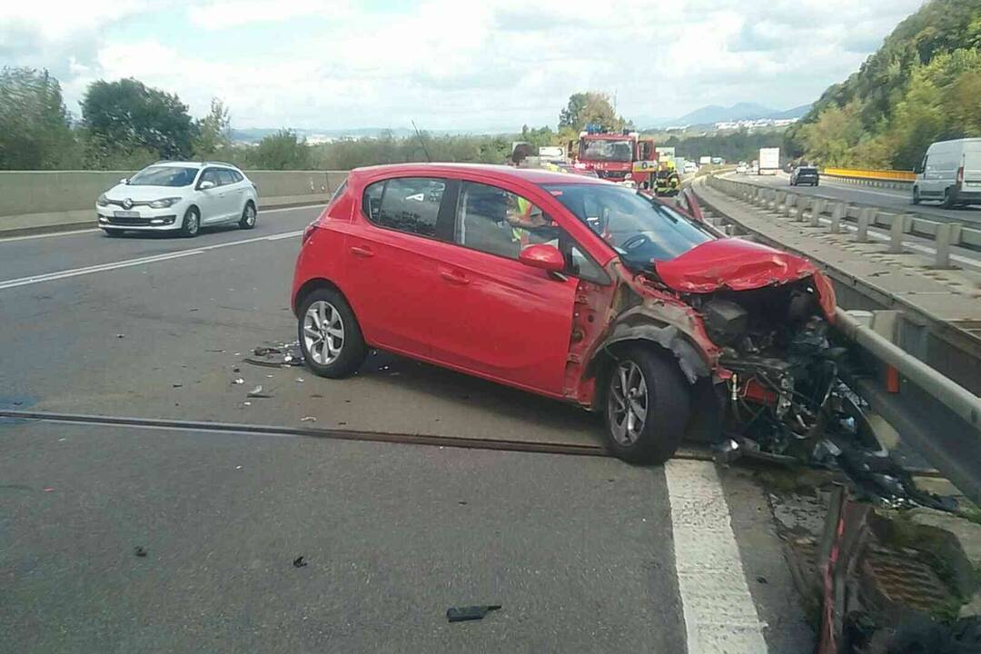 FOTO: Vodička dostala šmyk a narazila do panelovej zábrany na diaľnici D1 pri Trenčíne, foto 1