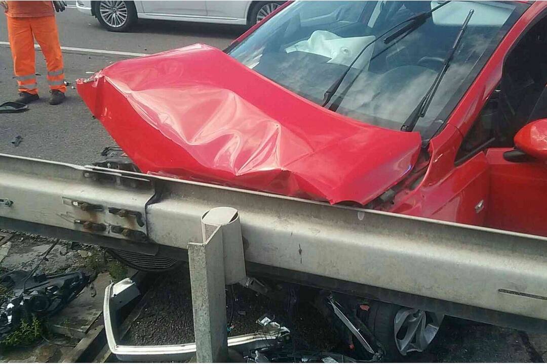 FOTO: Vodička dostala šmyk a narazila do panelovej zábrany na diaľnici D1 pri Trenčíne, foto 3