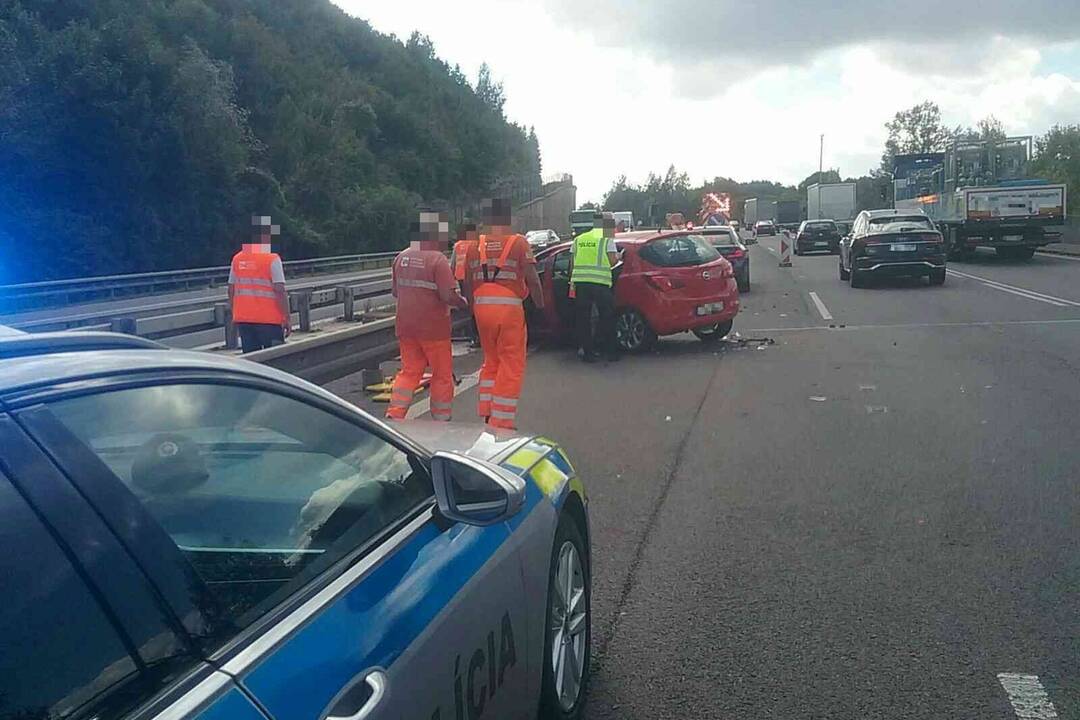 FOTO: Vodička dostala šmyk a narazila do panelovej zábrany na diaľnici D1 pri Trenčíne, foto 4
