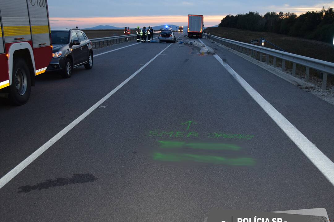 FOTO: Smrteľná nehoda na R2 pri obci Dolné Naštice. Vodič pri predbiehaní čelne narazil do nákladného vozidla, foto 1