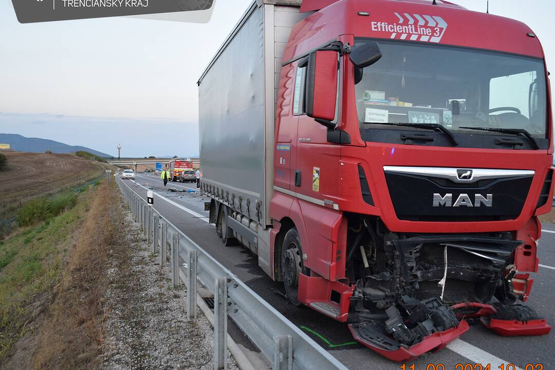 FOTO: Smrteľná nehoda na R2 pri obci Dolné Naštice. Vodič pri predbiehaní čelne narazil do nákladného vozidla, foto 2