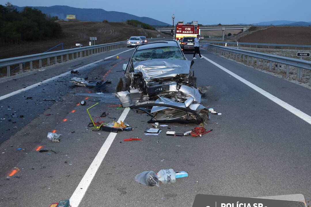 FOTO: Smrteľná nehoda na R2 pri obci Dolné Naštice. Vodič pri predbiehaní čelne narazil do nákladného vozidla, foto 3