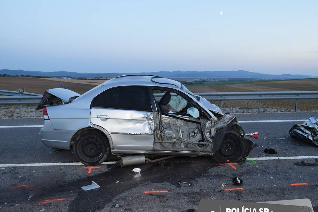 FOTO: Smrteľná nehoda na R2 pri obci Dolné Naštice. Vodič pri predbiehaní čelne narazil do nákladného vozidla, foto 4