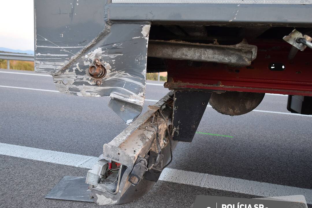 FOTO: Smrteľná nehoda na R2 pri obci Dolné Naštice. Vodič pri predbiehaní čelne narazil do nákladného vozidla, foto 6
