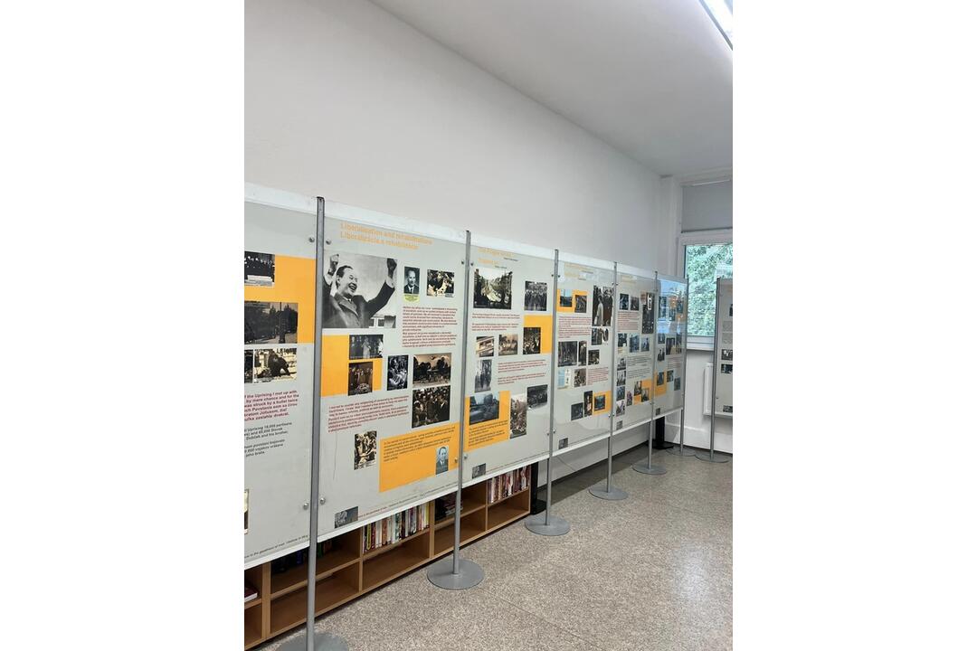 FOTO: Mestská knižnica v Bánovciach nad Bebravou ponúka výstavu o Alexandrovi Dubčekovi, foto 1